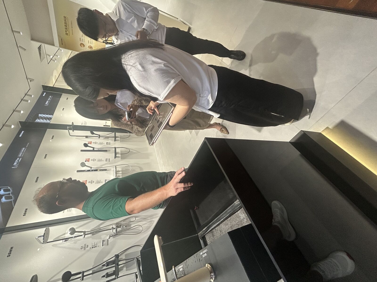 Visite de showroom fournisseur par l'équipe CGE Sourcing